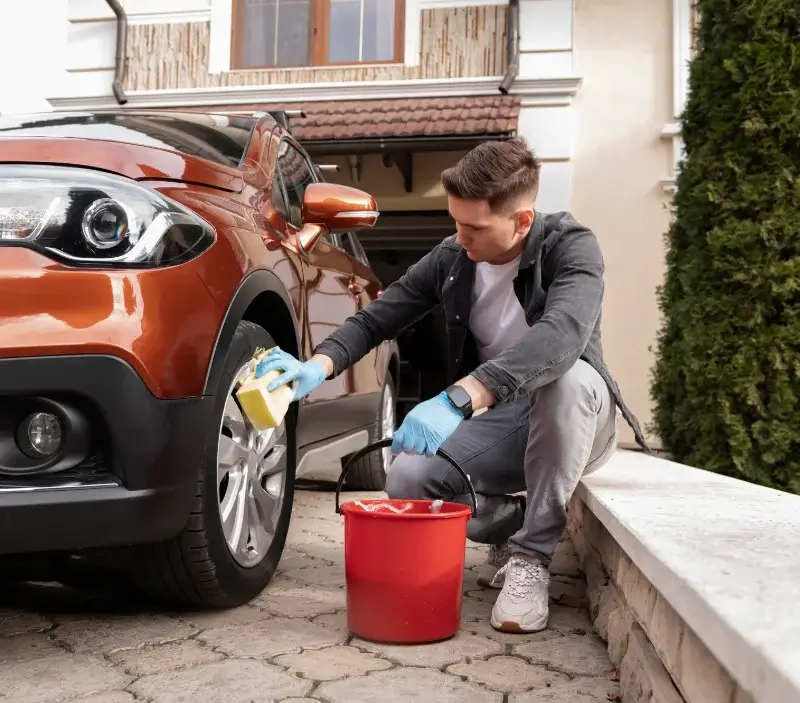 Lavage auto à domicile Eure Et Loir : professionnel intervenant sur un véhicule